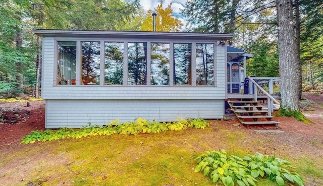 Dog-friendy lakefront cottage w/gas fireplace, firepit, dock, grill, & 3 kayaks