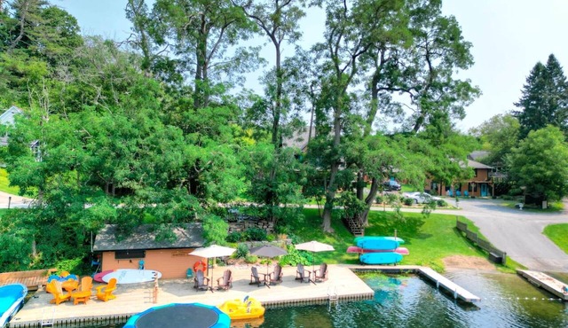 Dorothy’s Lodge | Large Waterfront Retreat on the Rideau