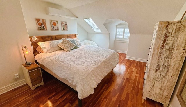 Downtown Kingston Heritage Home! Parking,Deck, 5 min from water & downtown core