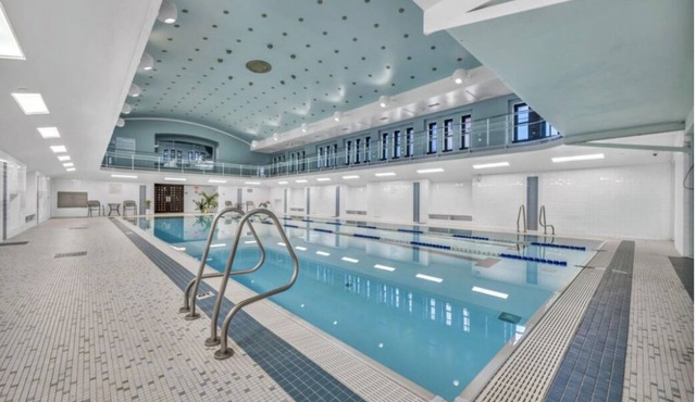 Downtown Oasis: Steps to Dining & Sights. Pool + Gym in Building