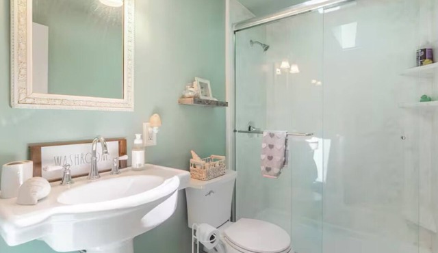 Dreamcatcher - 1 queen bed and private bathroom. 1 mile to the beach.