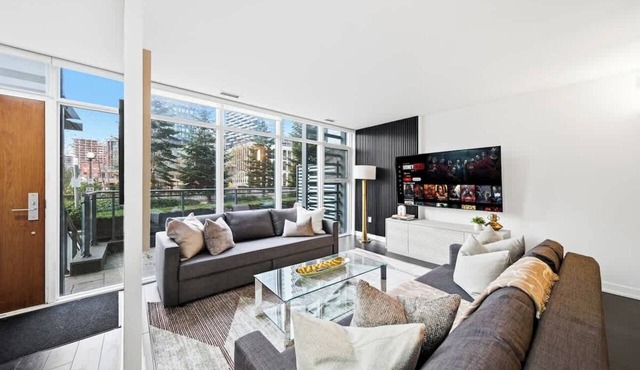 DT Luxury 4BR Home, Sleeps 14 with 85" TV & Parking