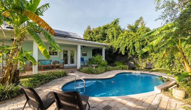 Dune Bungalow Steps from the beach and river in St. Augustine