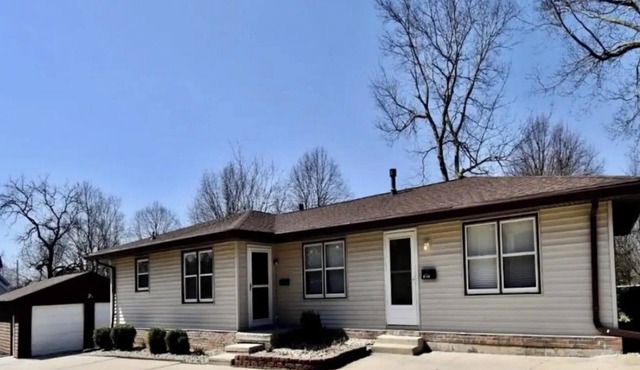 Duplex 2 Beds 1 bath Unit WiFi ,Heat & AC in Bloomington Illinois in Bloomington