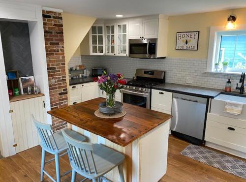 Duplex Farmhouse Rental Walk to Downtown