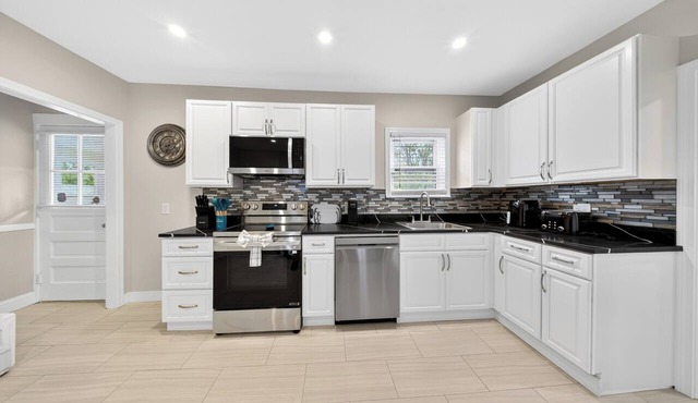 East Bay GetAway! Superb 3 Bedroom 2 Bath Townhouse Steps to Easy Bay Bike Path!