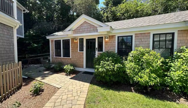 East End Cottage Oasis with PRIVATE Hot Tub!