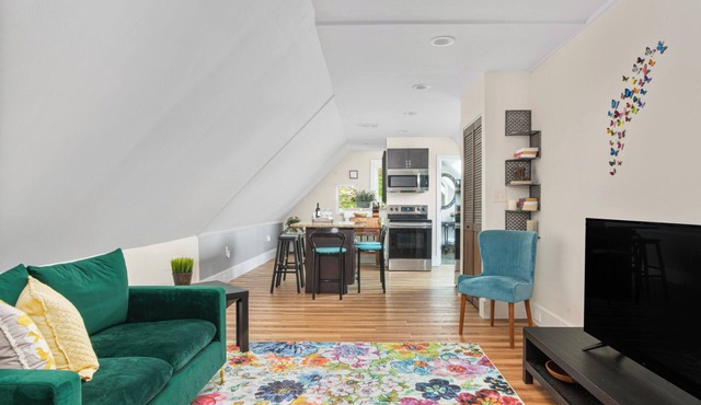 Eclectic Jewel 2-bedroom apartment with AC in quaint downtown Beverly Salem