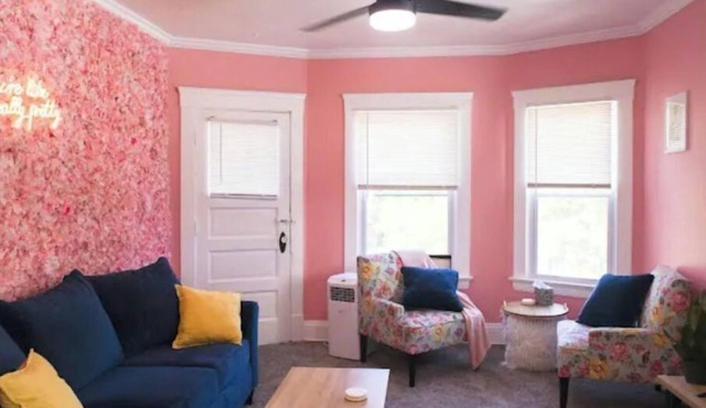Eclectic Stay in Waterloo Arts District