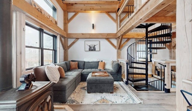 Elegant home w/mountain views, trail to riverfront, hot tub, dog-friendly, bbq