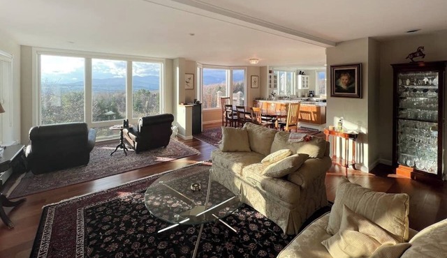 Elegant & renewed mountain-view home with private hot tub, large deck & backyard