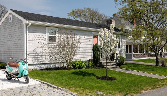 Ellery Beach Bungalows #43. 1/4 mile to the beach & 5 minute drive to Newport.
