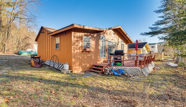 Ellis River Cottage ~ 3 Mi to Attitash Mountain!