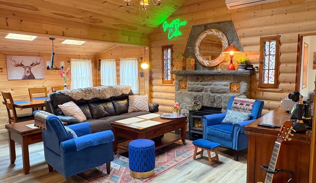 EnchantingCabin-HugeDeck, Firepit, nearby Lakes, Hiking Trls & BethelWoods Fun