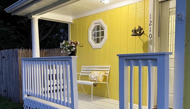 Enjoy your beach getaway at Sunny Place Cottage! Pets Welcome too 🐾