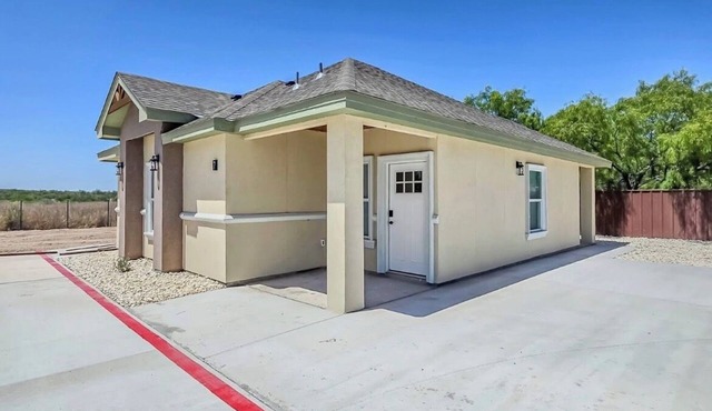 Enjoyable 2-bedroom house with AC 1min from Kickapoo Lucky Eagle Casino. in Eagle Pass