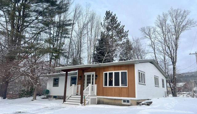 Enjoyable a cabin on the Black river with WiFi in Ludlow for a cozy stay