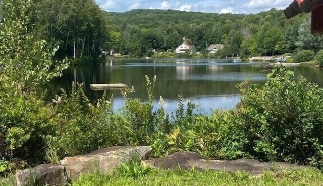 Entire 3 bedrooms cottage located on the lake with hot tub and sauna in Saint-Hippolyte