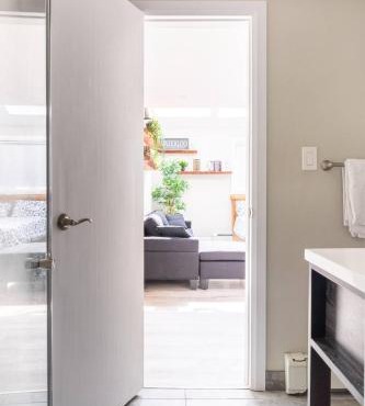 ENTIRE BACHELOR UNIT EN-SUITE UPTOWN WATERLOO - e4