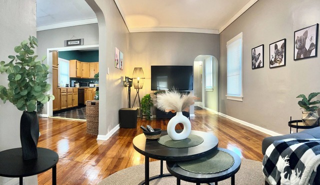 Entire House, Bella the Stylish Home in Garfield Heights - Furnished