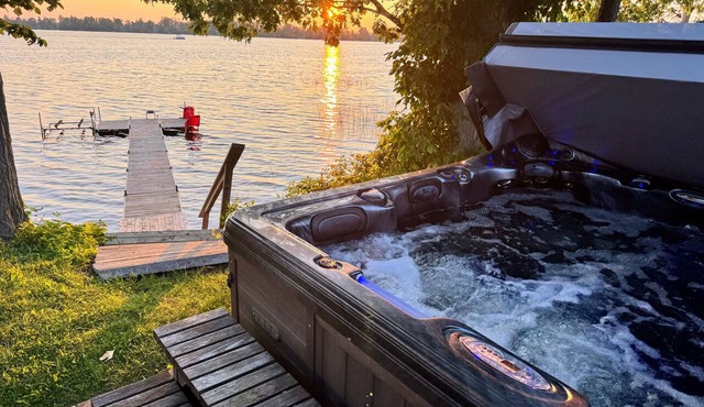 Entire lakeside cottage with 6 person hot tub