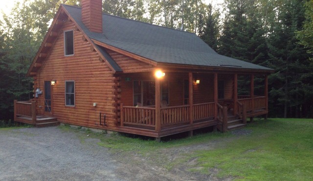 Entire private beautifuly fully appointed log cabin with Shared Lake Frontage.