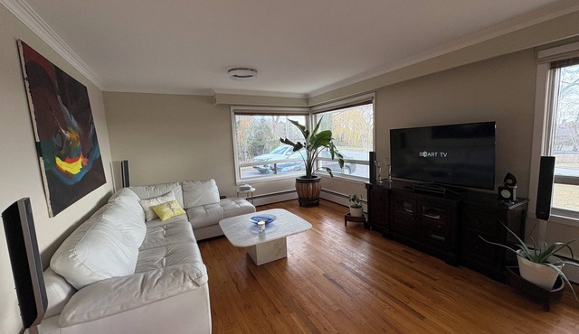 Entire Spacious cottage style immaculate home