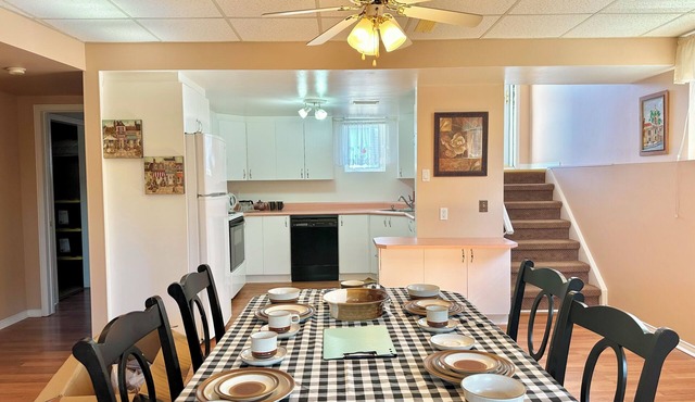 Entire Spacious Tranquil Unit w/FREE Parking