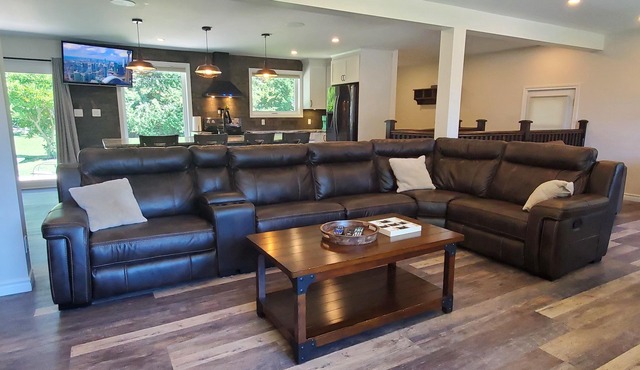 escape, relax in modern convenience & comfort.