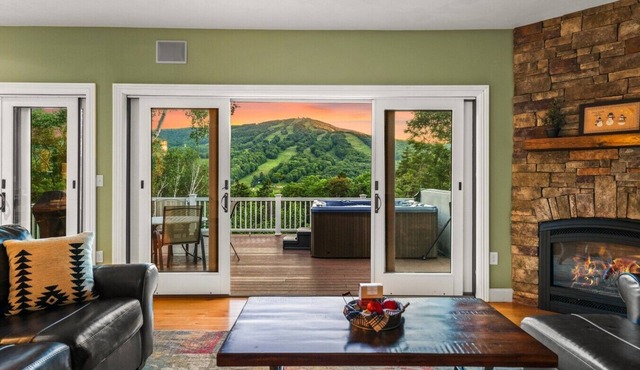 Escape to Mountainview Haven: Spacious Retreat with Hot Tub at Mount Snow