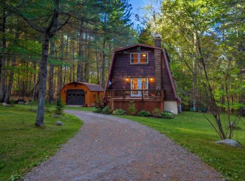 Evergreen Lodge, Hot Tub Retreat Near Lake Placid and White Face