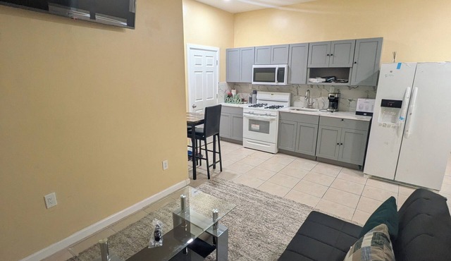 Excellent 4-bedroom condo with AC in vibrant Newark