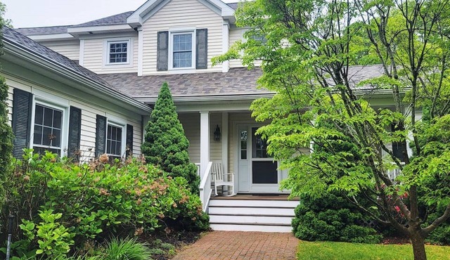 Exceptional mid-Cape oasis with many amenities!
