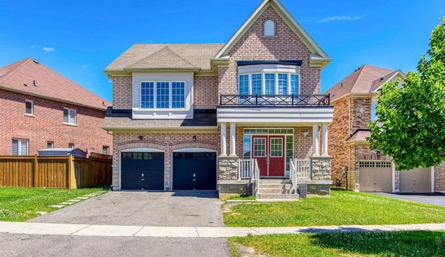 Executive 4BR Home Jacuzzi Fireplace Office in Brampton
