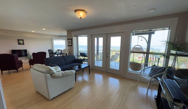 Executive ocean view, pet freindly lower suite in Ladysmith