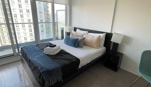 Executive Studio w Balcony Steps to Eaton Centre in Toronto
