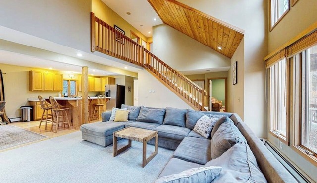Exquisite home with fireplace, balcony, fast WiFi, jetted tub & washer/dryer