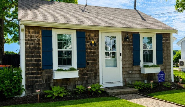 Fabulous 2-bedroom Waterfront Cottage in Hamilton Beach, the perfect getaway