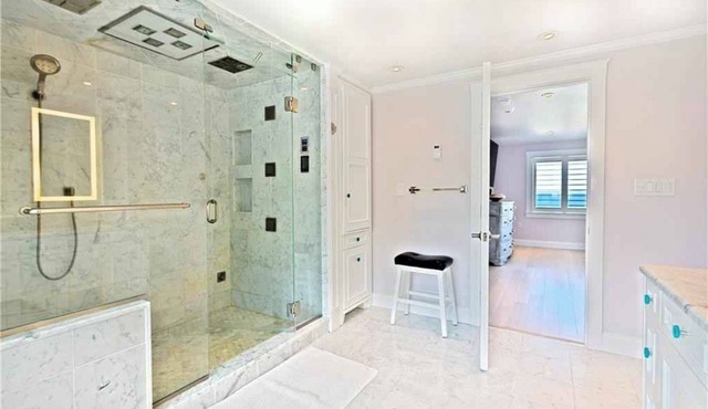 Fabulous 4-bedroom Waterfront Home with beach and dock in charming Stonington