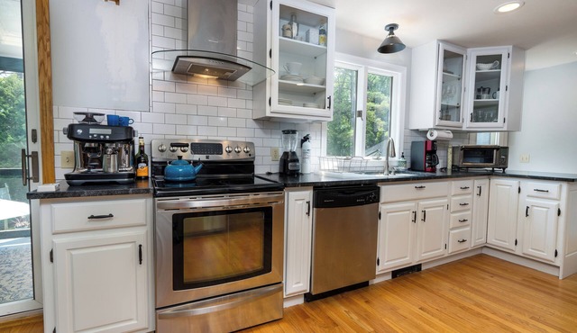 Fabulous modern home with pool & separate guest house . Pet-friendly!