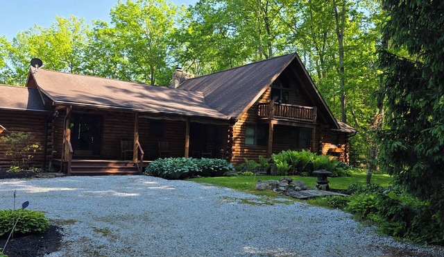 Fall Get Away Time! Private Log Home- Sleeps 12, Fireplace ,Hot Tub, 17 acres!