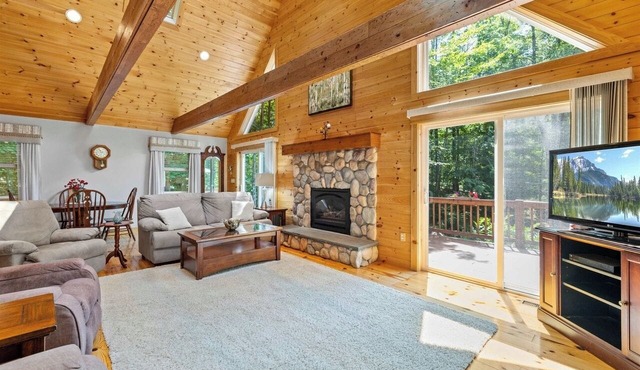 Family and dog friendly lakeview 3-bedroom house in Wakefield NH