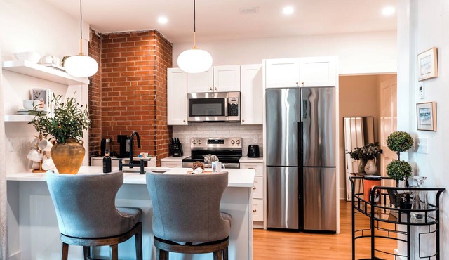 Family-Friendly 2BR Walk to Waterfront & Park Parking East Side
