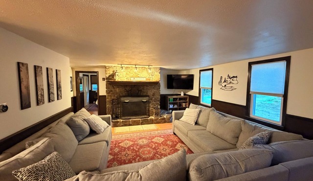 Family friendly cabin in North Conway - walk to Echo Lake & Cathedral Ledge!