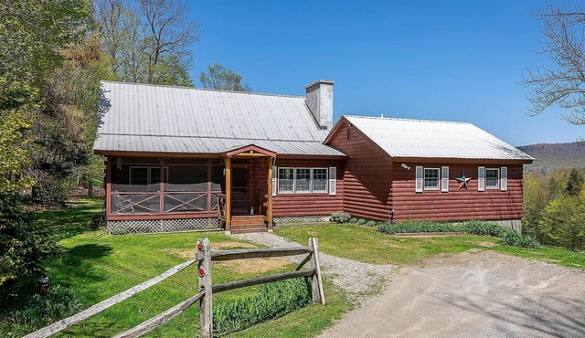 Family-friendly log cabin with Fireplace & Mountain Views near 4 Ski Resorts
