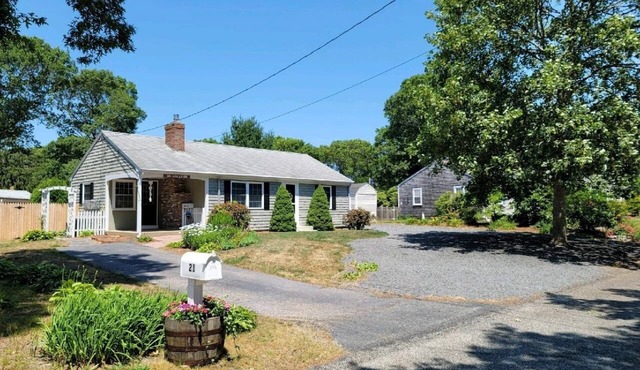 Family friendly. Walk to pond beach. Extra space in Backyard cottage is optional