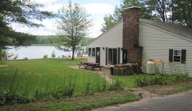 Family-friendly waterfront vacation home on beautiful Lake Winnisquam