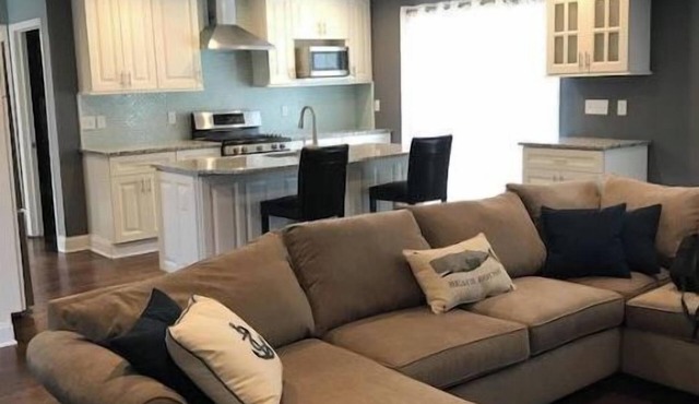 Family Fun Home. 5 Bedroom & Inground Pool ! 4 blocks from the Beach !