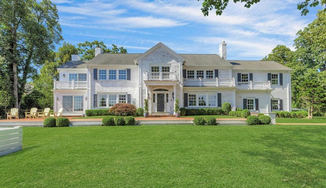 Family home with pool overlooking the Long Island Sound! Easy commute to NYC