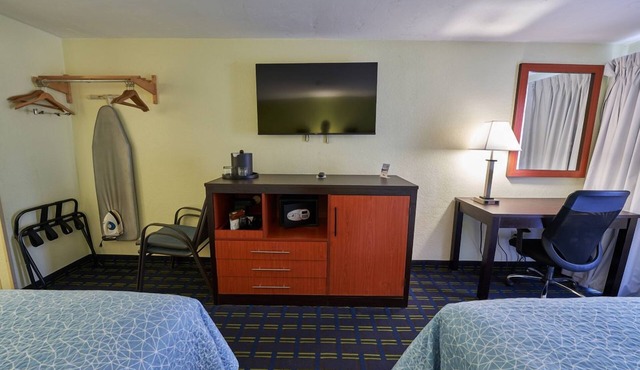 Family Retreat w/Heated Pools, Mini Golf & Free Continental Breakfast, 3 Rooms